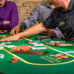 Poker Bersama Teman: Atmosfer Kasino di Rumah dengan Meja Poker